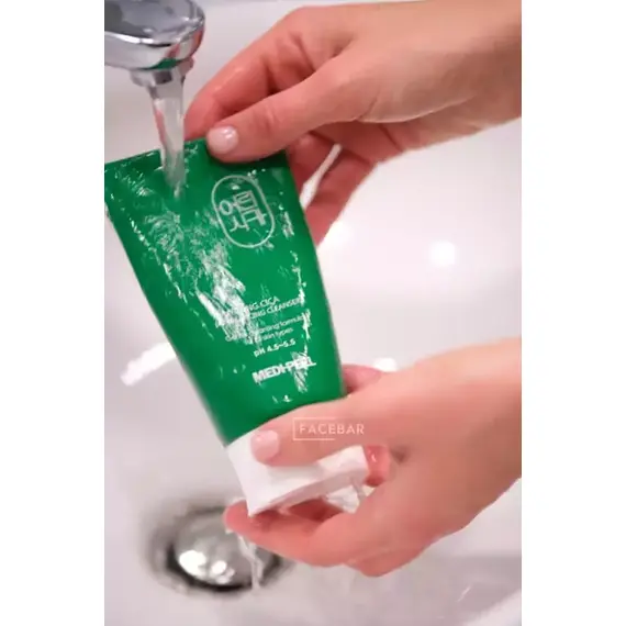 Успокаивающая пенка для умывания на основе центеллы Medi-Peel Young Cica pH Balancing Cleanser, 120 мл, изображение 2